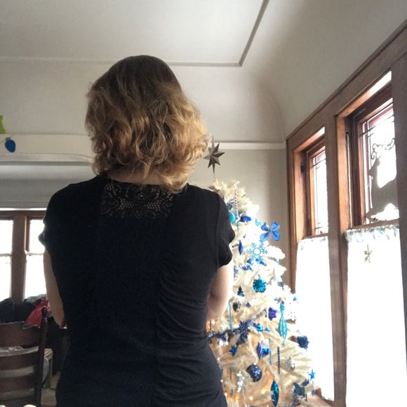 Black shawl with lace floral design - Picture 4 of 4